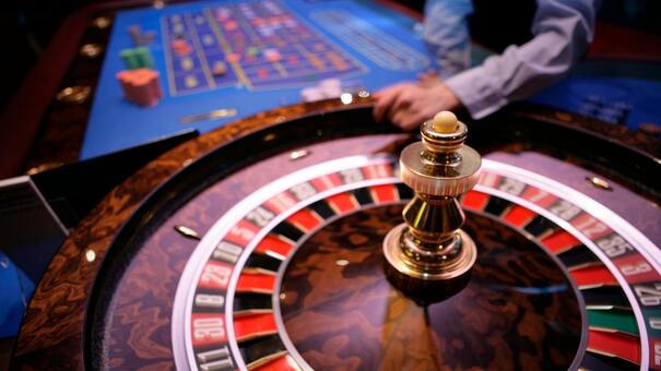 Roulette là một trò chơi trong Casino. Tên của nó là một từ tiếng Pháp có nghĩa là vòng quay bé nhỏ. Trong trò trò chơi này, bạn có thể đặt cược vào một hay nhiều loại cược như chọn con số duy nhất, các nhóm số khác nhau, màu đỏ/đen, số chẵn/lẻ, số cao/thấp. Để xác định kết quả, người điều khiến là Dealer đầu tiên sẽ quay bánh xe. Sau đó thả vào một quả bóng nhỏ quay quanh đường tròn bao quanh bánh xe theo hướng ngược lại. Hãy đến 188BET casino trực tuyến để biết thêm thông tin nhé .